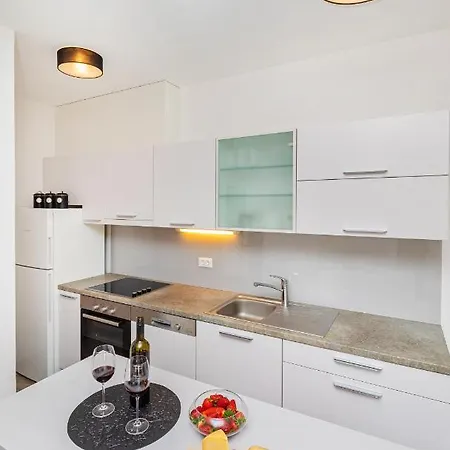 Apartment Apartman Leona *