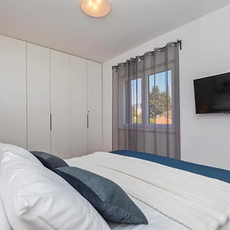 Apartment Apartman Leona *