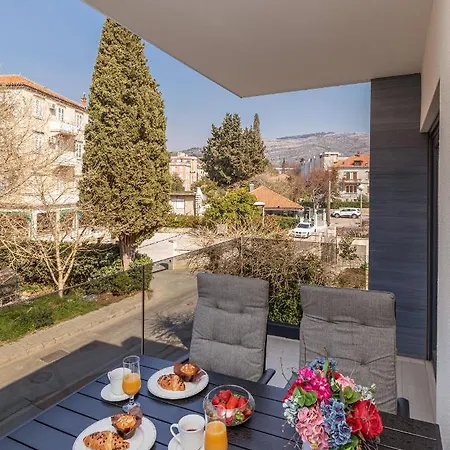 Apartment Apartman Leona *